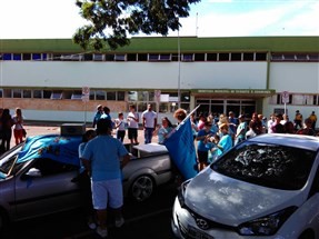 Associação Maringaense de Autistas realiza carreata em Maringá